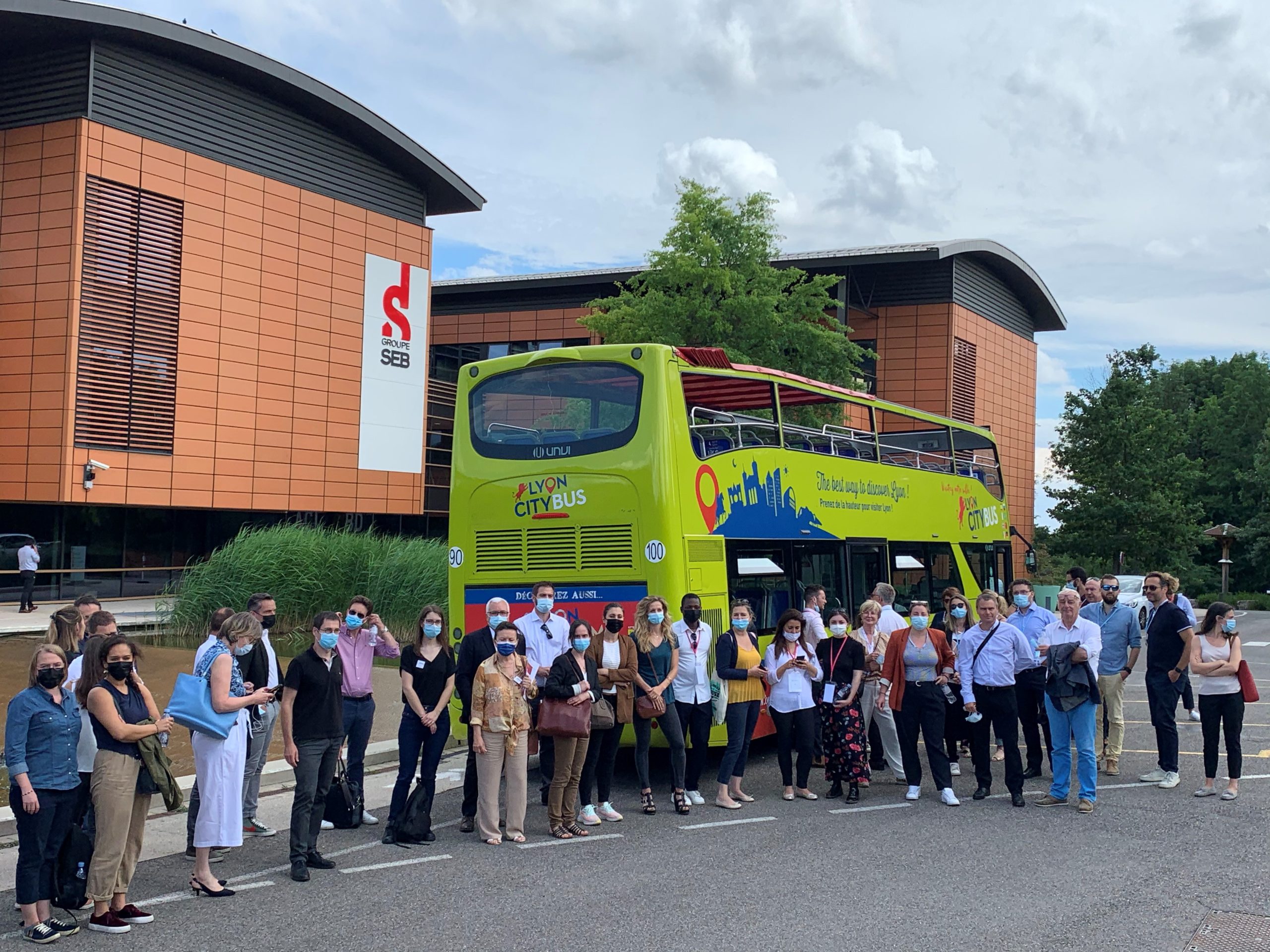 60 adhérents du MEDEF Lyon-Rhône étaient réunis pour la 2e édition du voyage apprenant Lyon Innovation, à bord d'un bus impérial à la découverte des projets innovants du territoire